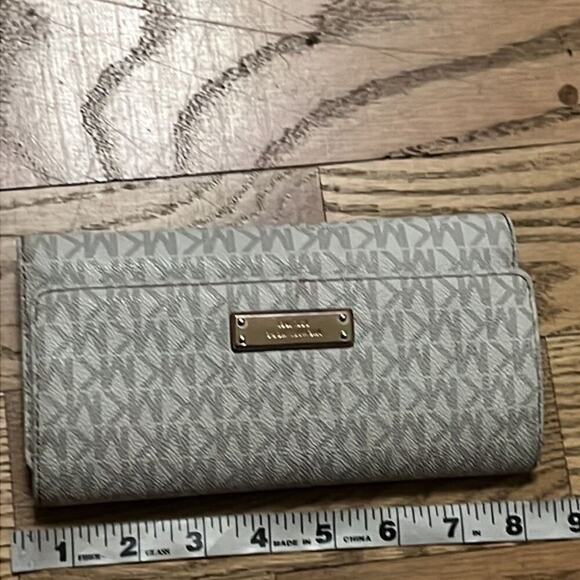 MICHAEL KORS SIGNATURE BIFOLD WALLET - Picture 6 of 7